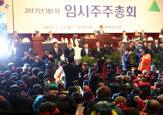 27일 오전 울산시 동구 한마음회관에서 현대중공업 임시 주주총회가 열리고 있다. 회사 측이 노조의 요구를 들어주지 않고 주주총회를 시작하자 노조원들이 구호를 외치며 강하게 반발하고 있다.